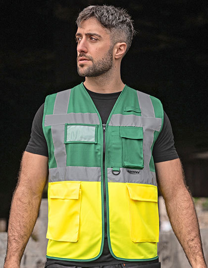 Mand i grøn og gul refleksvest
