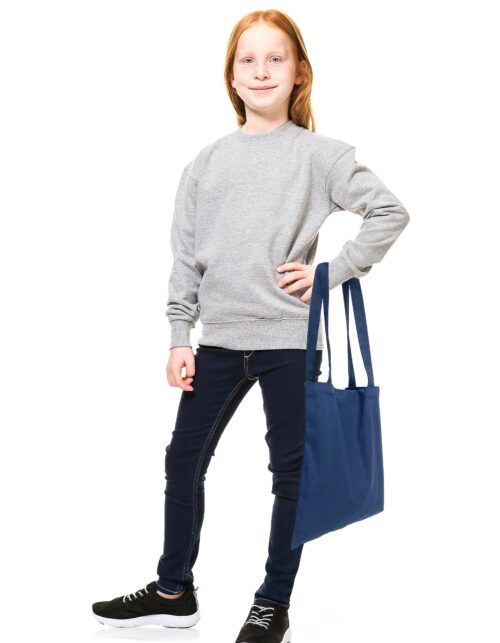 Barn med grå trøje og blå taske.