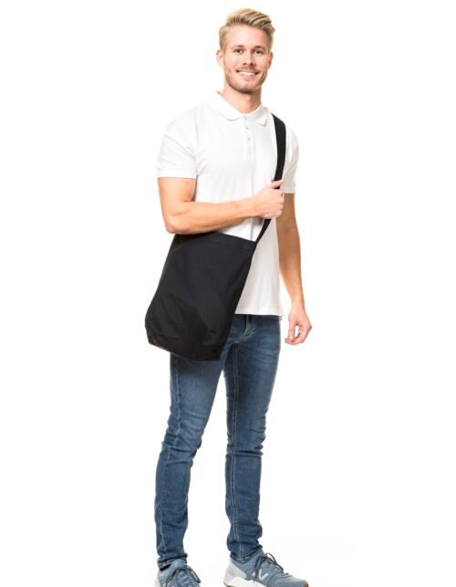 Mand med sort skuldertaske