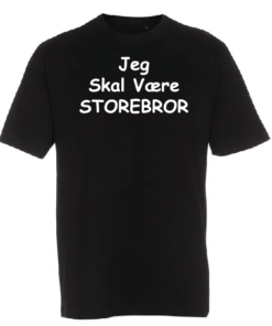 Sort t-shirt med 'Jeg Skal Være Storebror' tekst.