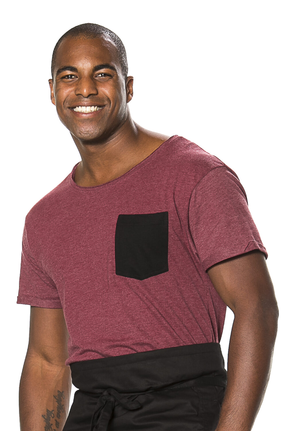 Mand i bordeaux t-shirt med sort lomme