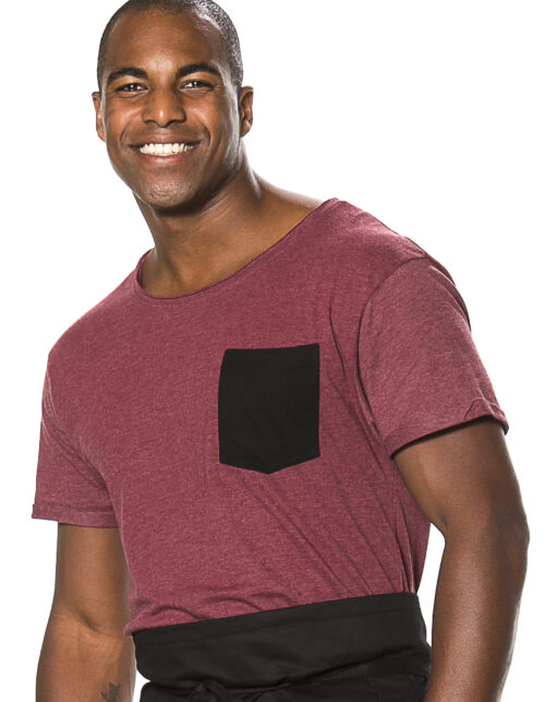 Mand i bordeaux t-shirt med sort lomme