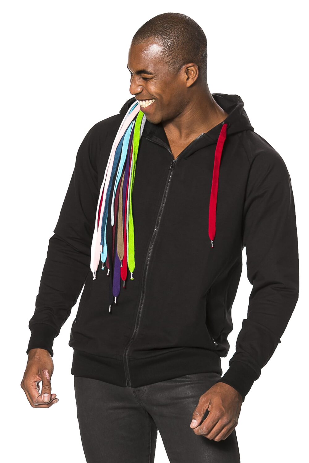 Mand i sort hoodie med farvede snørebånd