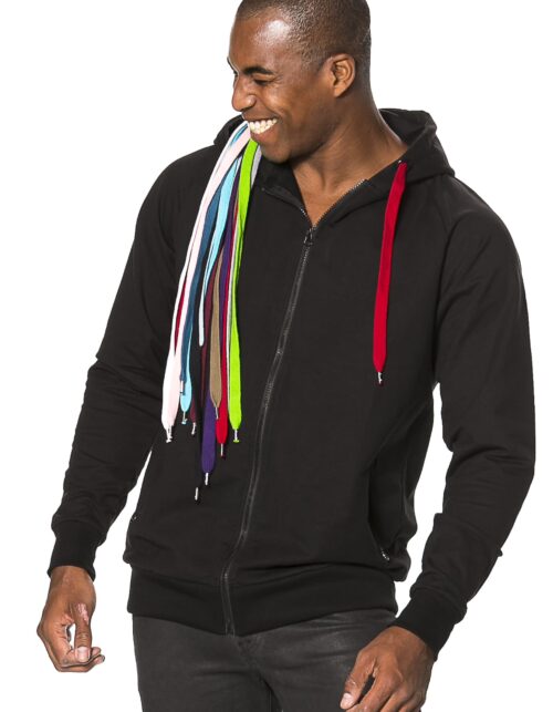 Mand i sort hoodie med farvede snørebånd