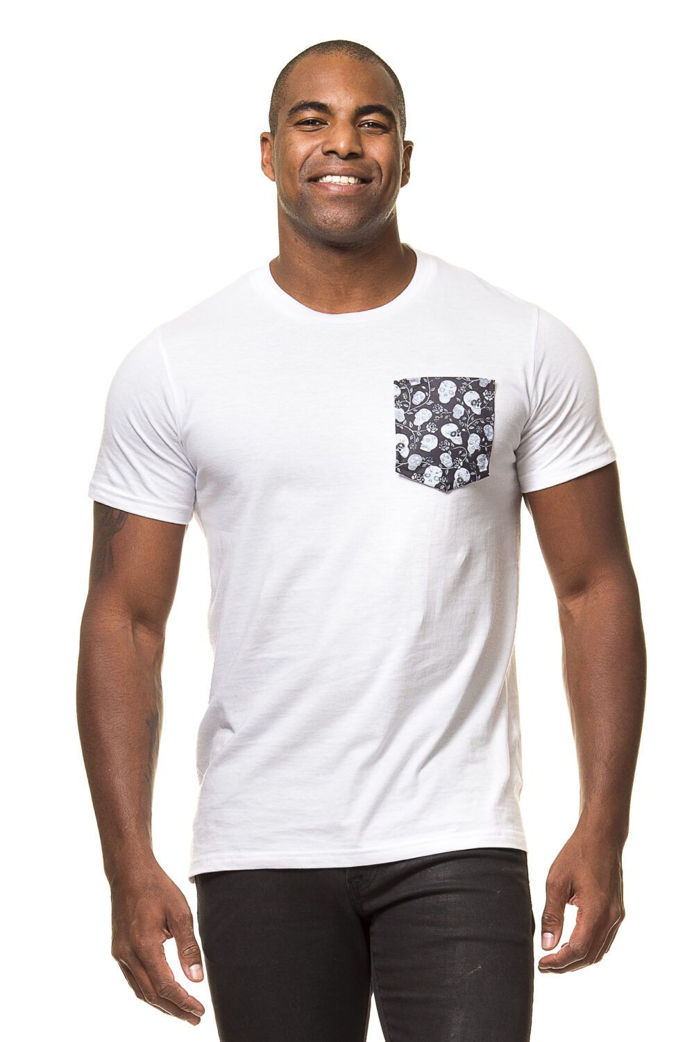 Mand i hvid T-shirt med lomme