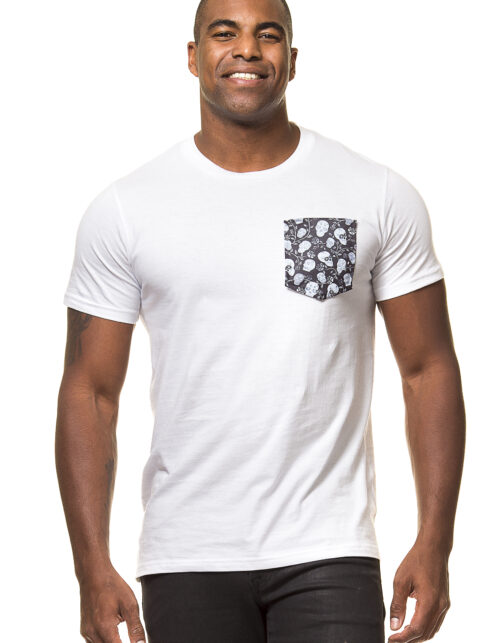 Mand i hvid T-shirt med lomme