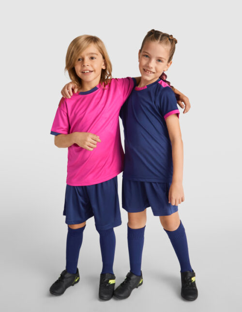 To børn i fodboldtrøjer krammer