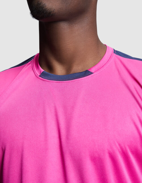 Mand bærer pink træningstrøje