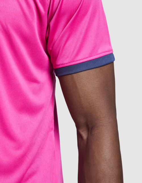 Lyserød t-shirt på personens arm