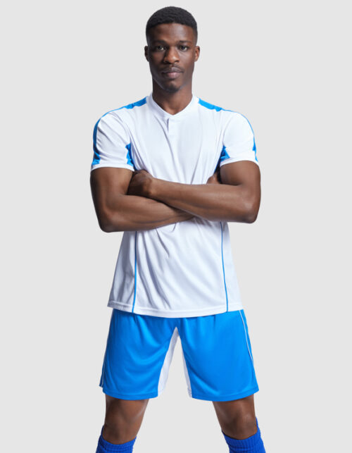 Mand i hvid og blå fodbolduniform