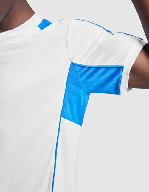 Hvid og blå sportstrøje nærbillede