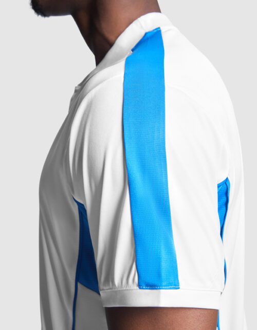 Hvid t-shirt med blå striber.