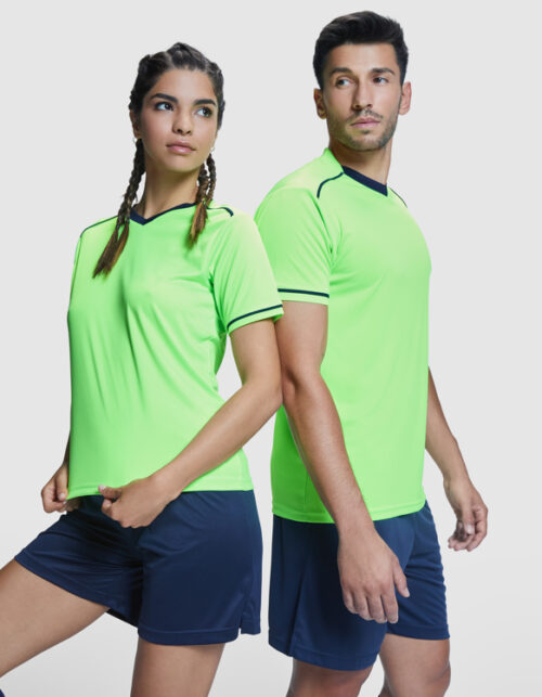 Mand og kvinde i sporty, grønne trøjer og blå shorts