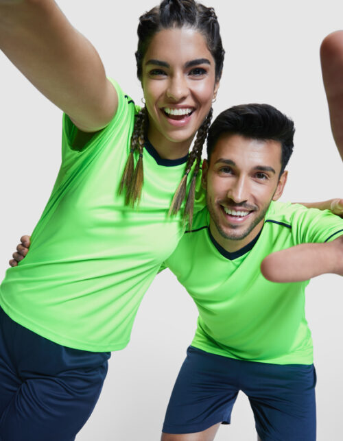 To personer i sportstøj smiler til kameraet.