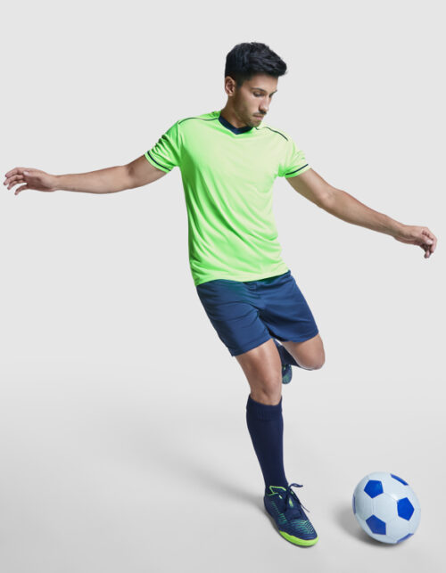 Mand spiller fodbold