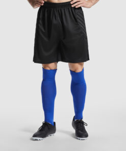 Sportsudstyr med sorte shorts og blå sokker