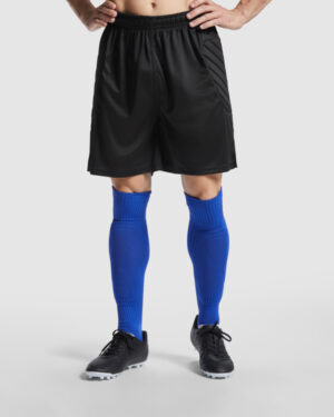 Sportsudstyr med sorte shorts og blå sokker