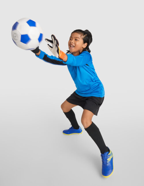 Fodboldmålmand i aktion med bold.