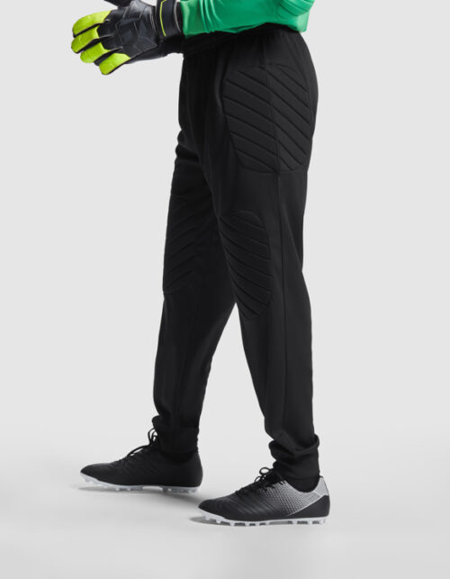 Målmand i sorte bukser og handsker