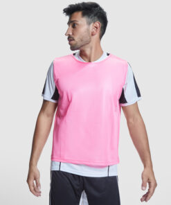 Mand iført pink sportstrøje og shorts