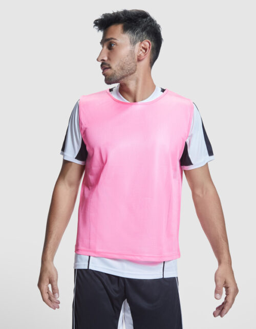 Mand iført pink sportstrøje og shorts