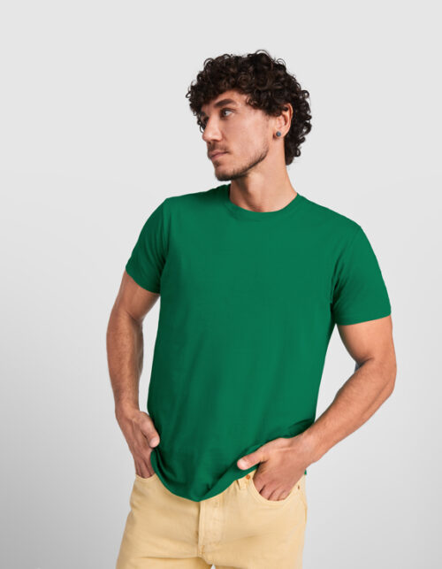 Mand iført grøn t-shirt og gule bukser