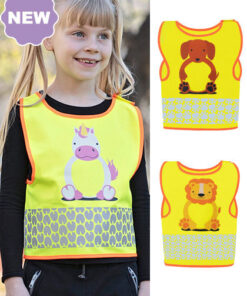 Barn i reflekterende vest med dyremotiver.