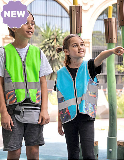 Børn iført farverige sikkerhedsveste