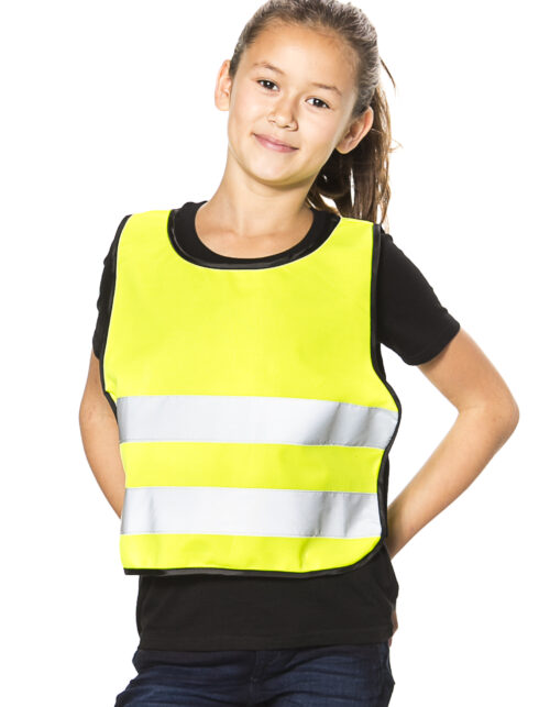 Barn med refleksvest til sikkerhed