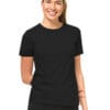 Kvinde i sort T-shirt smilende