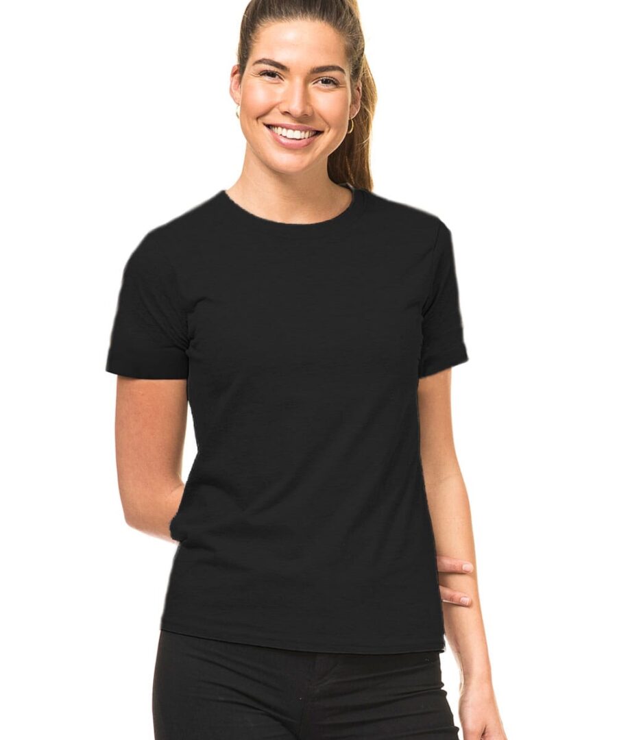 Kvinde i sort T-shirt smilende