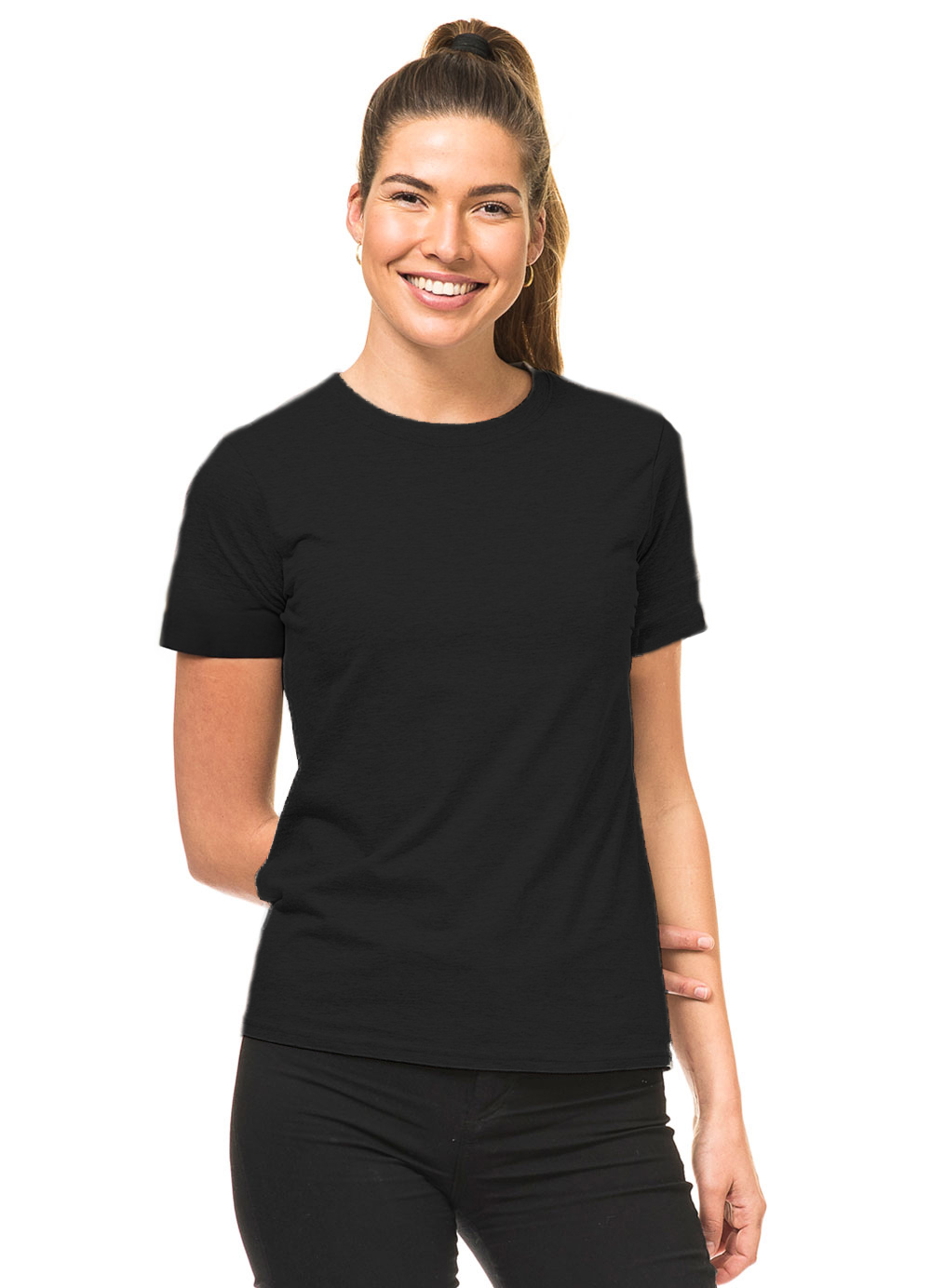 Kvinde i sort T-shirt smilende