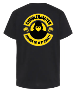 Sort t-shirt med Svindlerjagten-logo i gul.