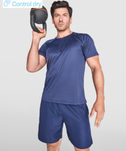 Mand med kettlebell i sportstøj