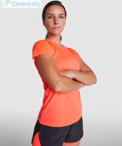 Kvinde i sporty orange trøje og shorts