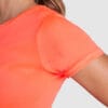 Person i orange t-shirt fra side