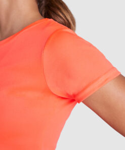 Person i orange t-shirt fra side
