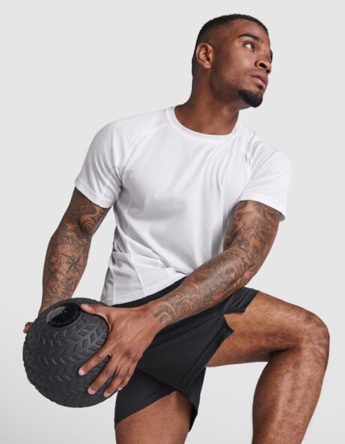 Mand træner med medicinbold