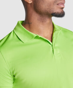Mand i grøn poloshirt, tæt på vinkel.