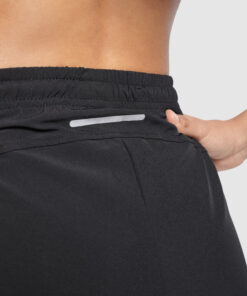 Sort shorts med reflekterende detalje bagpå.
