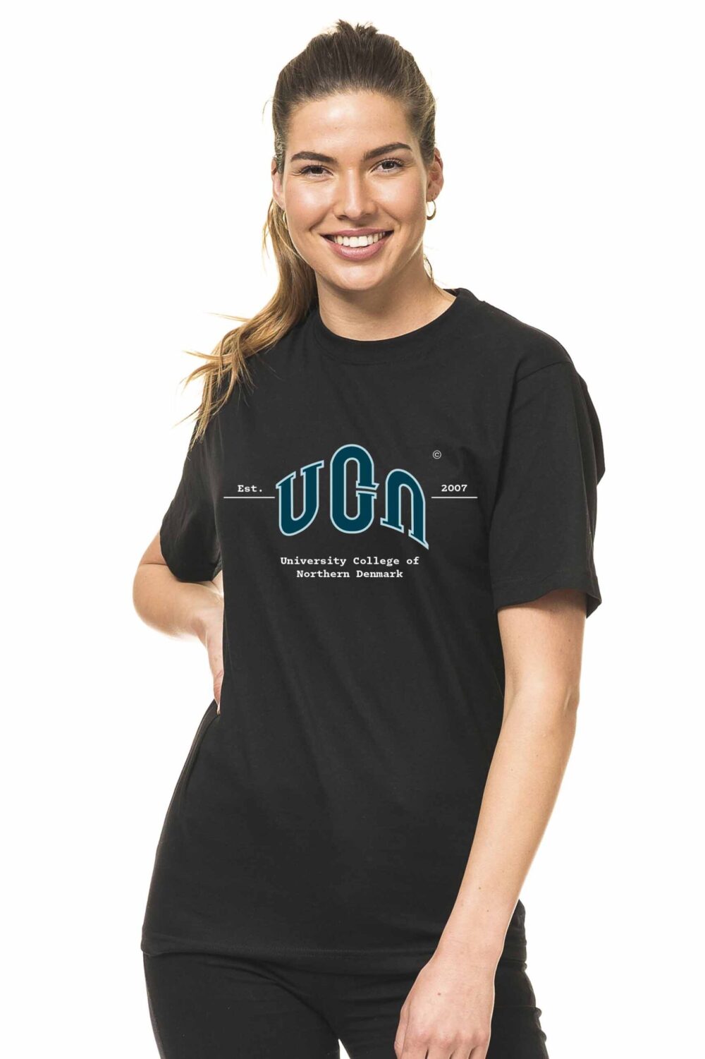 Kvinde i sort UCN T-shirt smiler