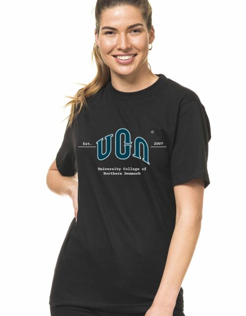 Kvinde i sort UCN T-shirt smiler