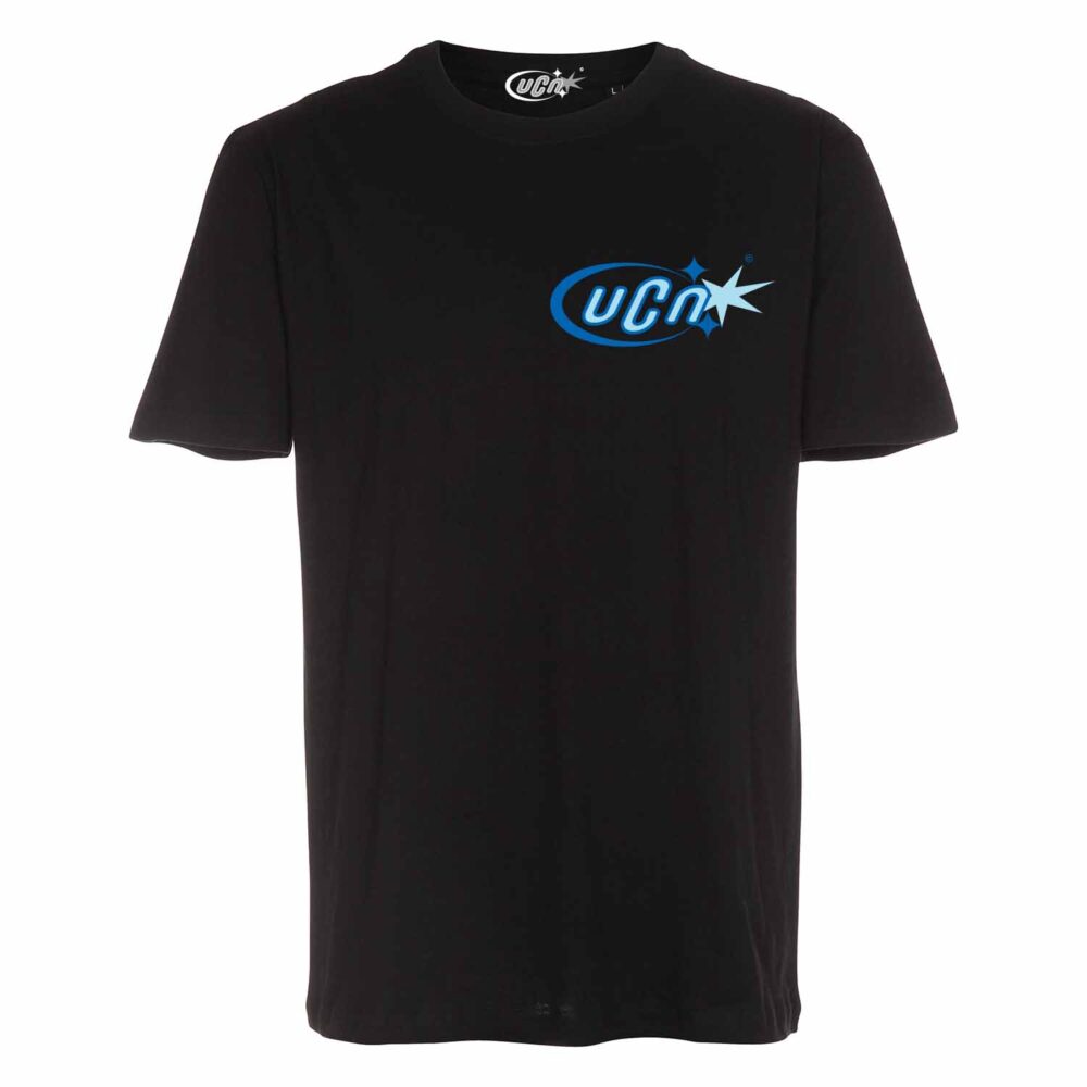 Sort t-shirt med UCN-logo i blåt.
