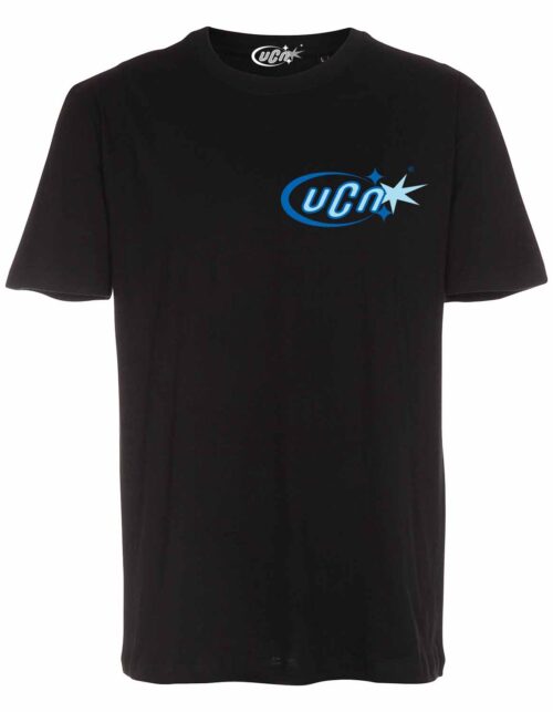 Sort t-shirt med UCN-logo i blåt.