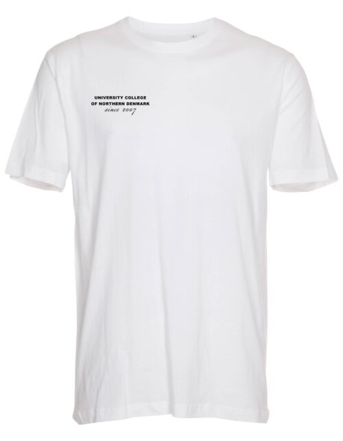 Hvid t-shirt med tekst, universitet logo, dansk design.