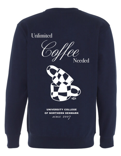 Blå sweatshirt med kaffekopper og tekst på ryggen.