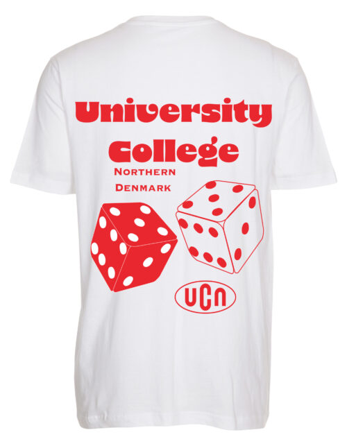 Hvid t-shirt med terninger og UCN-logo.
