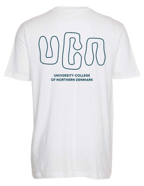 Hvid T-shirt med UCN logo bagpå.