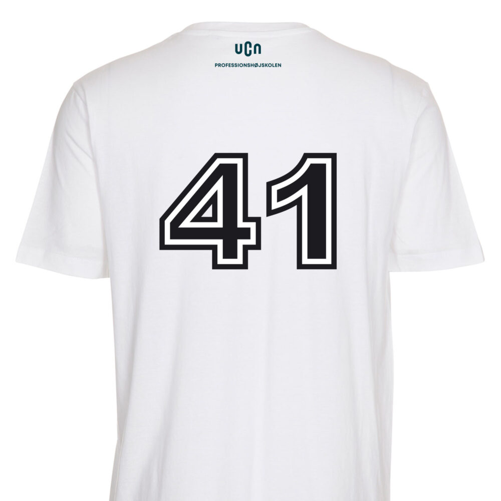 Hvid t-shirt med tallet 41 bagpå.