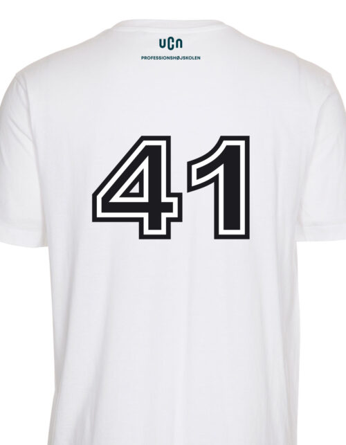 Hvid t-shirt med tallet 41 bagpå.